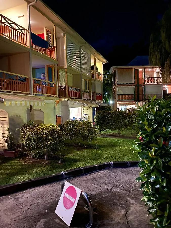 Apartment Studio Confortable A Sainte Anne 25 M² Parking Inclus